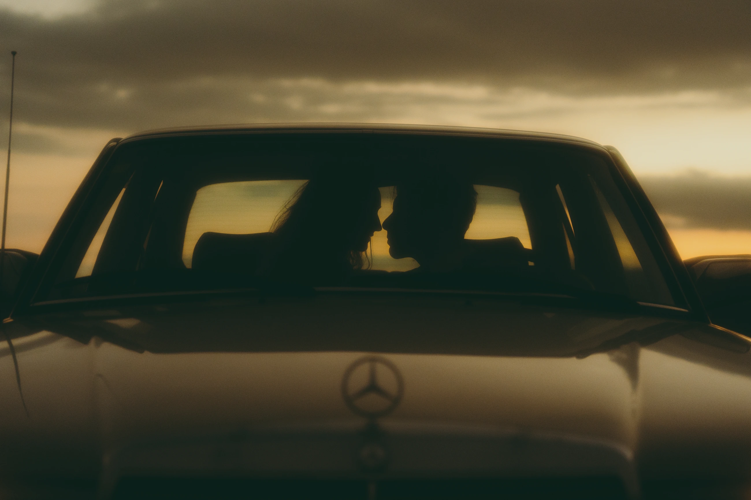 El Mercedes recortado contra el cielo del atardecer
