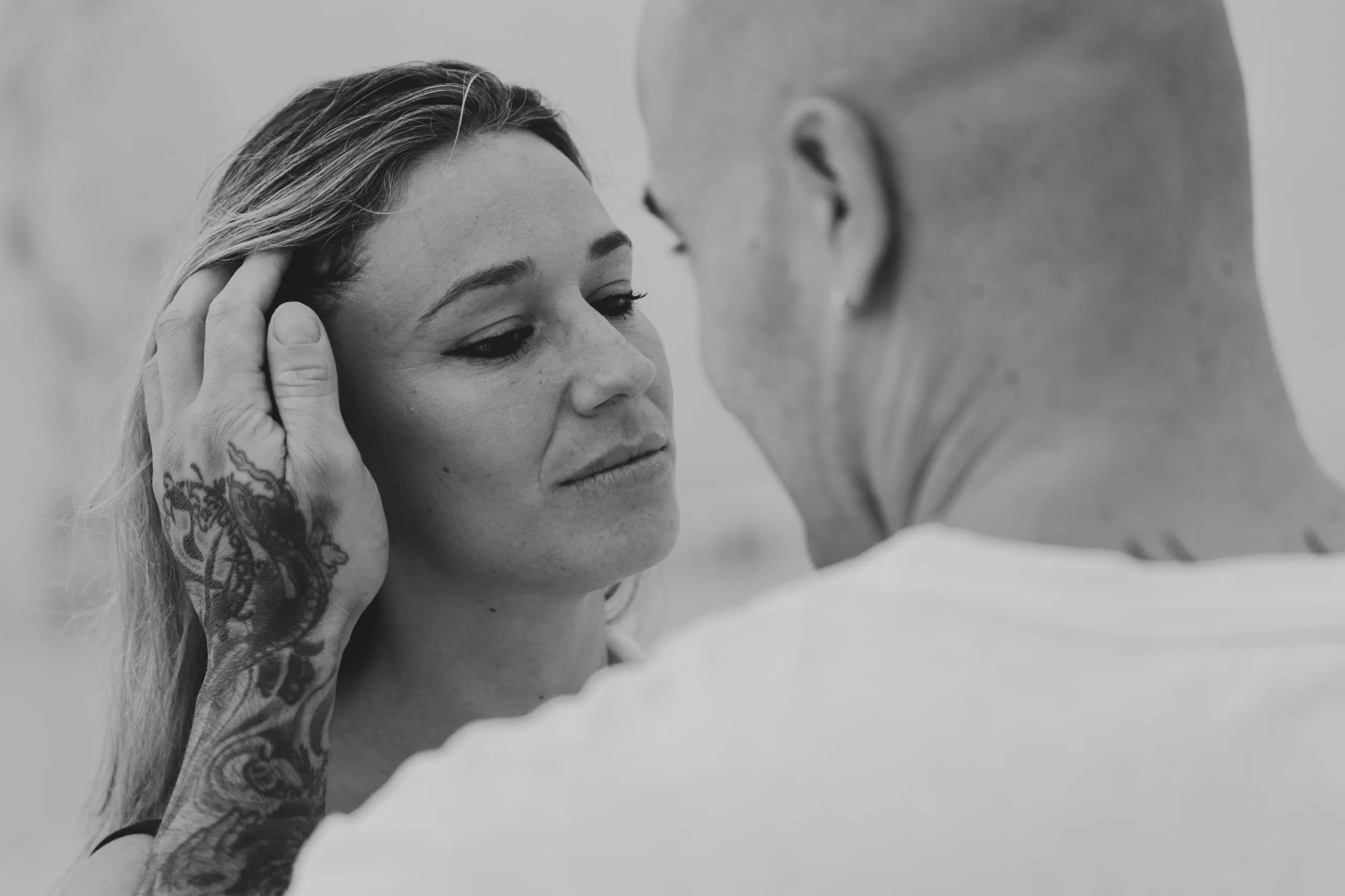 Blanco y negro: él le sostiene el rostro con las dos manos