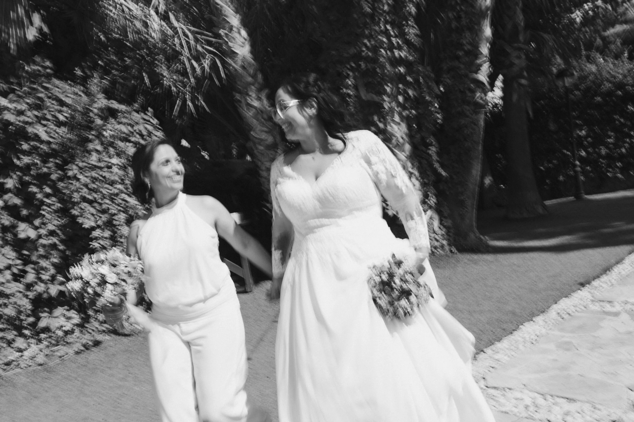 Las dos andando juntas, movido, en blanco y negro