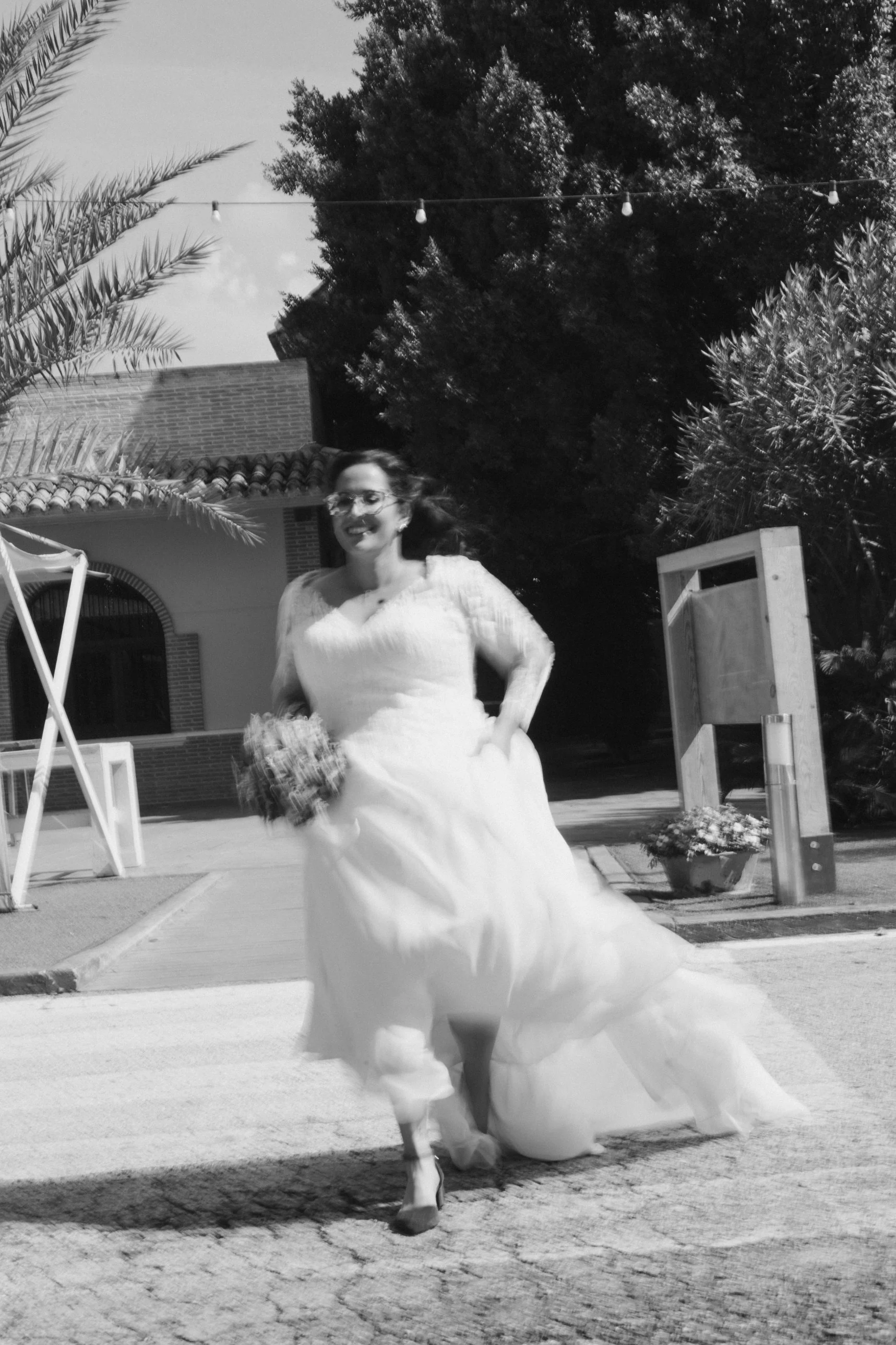Cruzando el patio con el ramo, movido, en blanco y negro