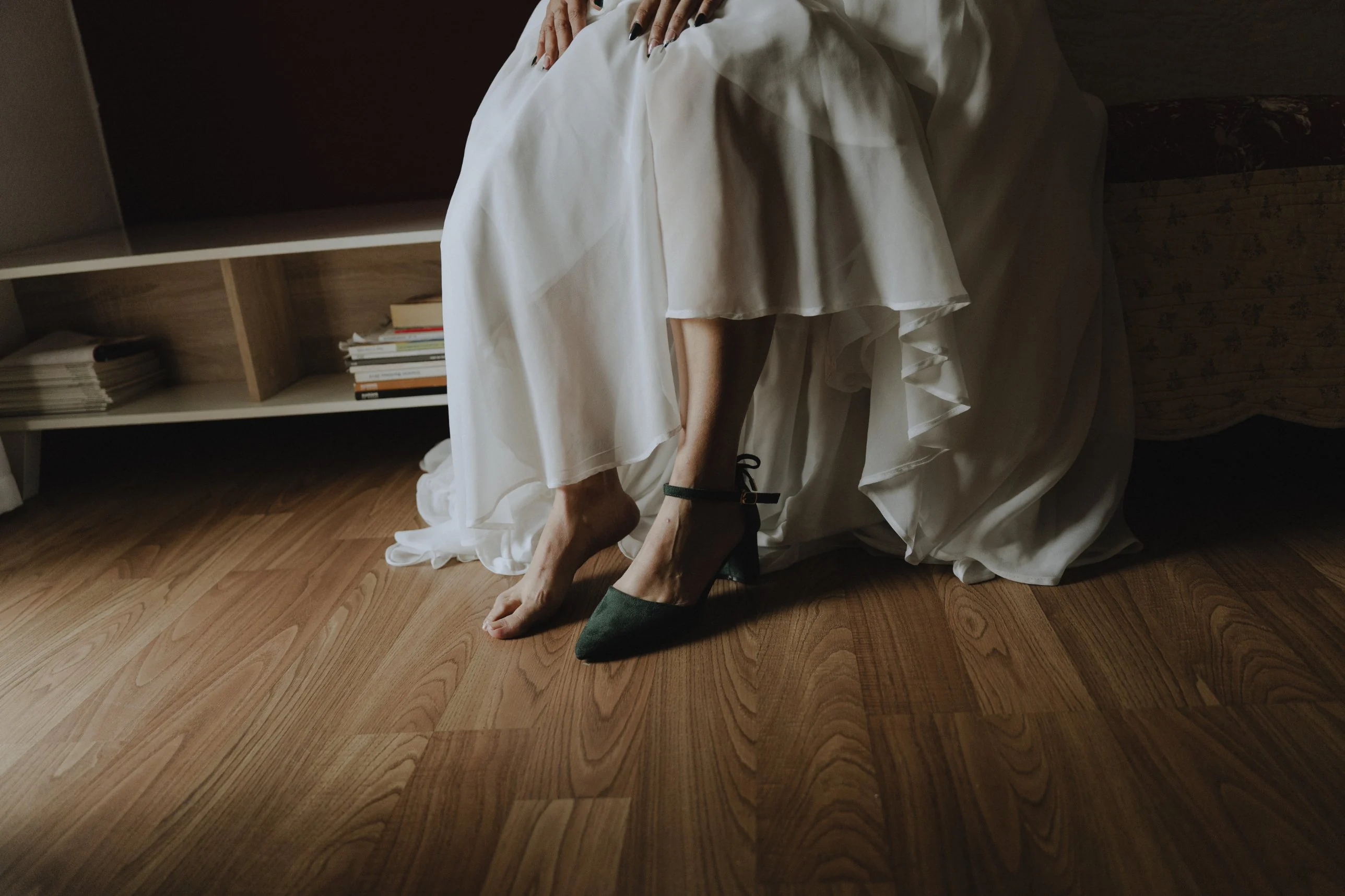 Sentada, poniéndose los zapatos