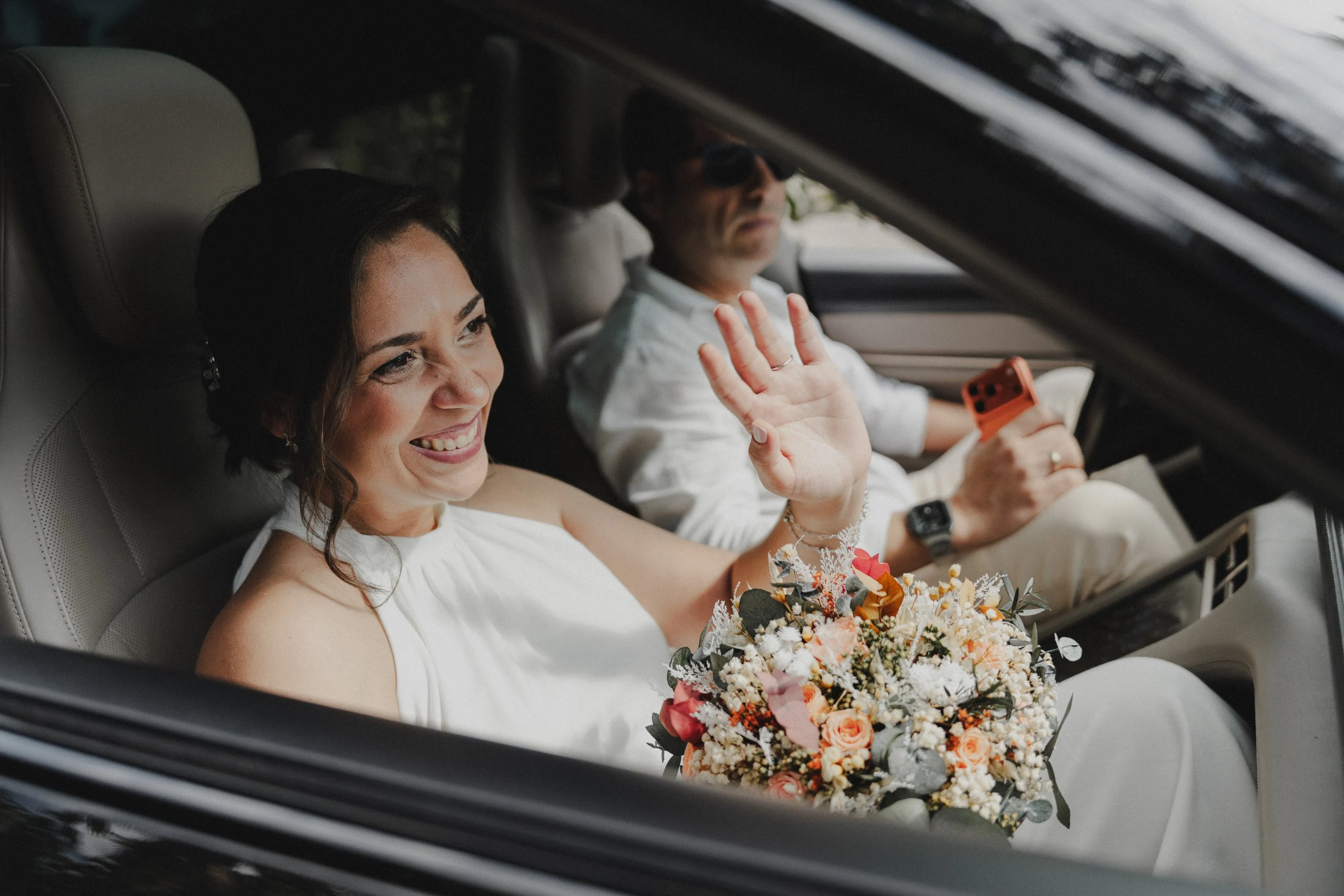 Saludando desde la ventanilla del coche