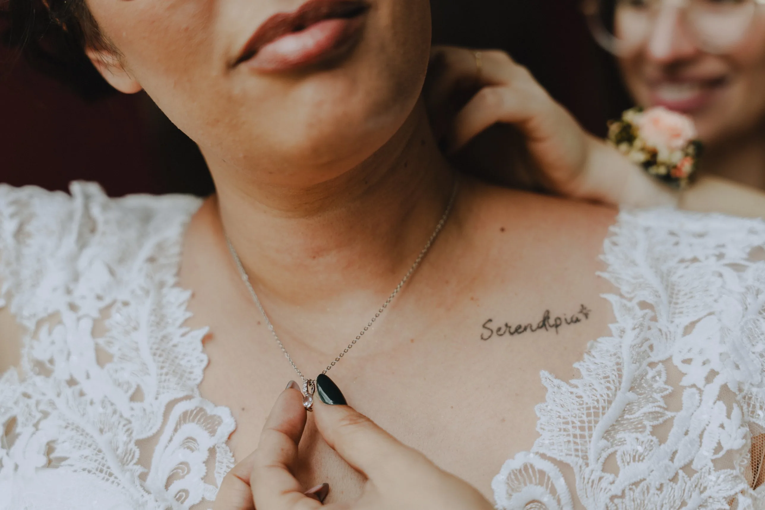 El colgante y el tatuaje en la clavícula