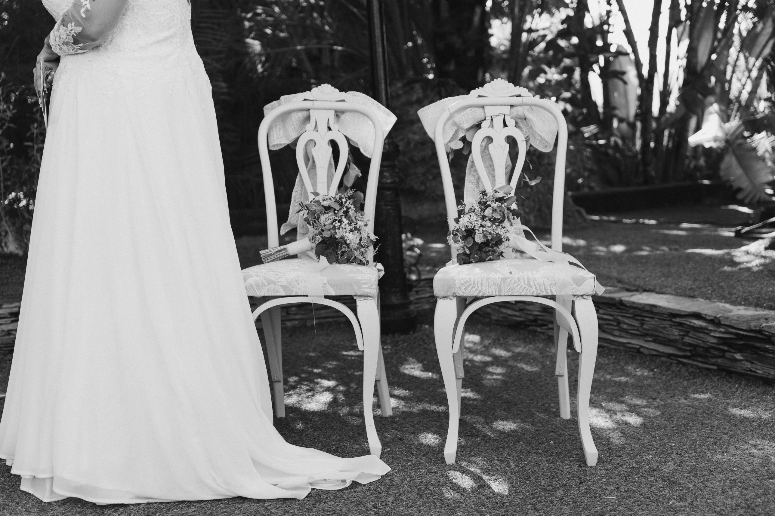 Las dos sillas con los ramos, en blanco y negro