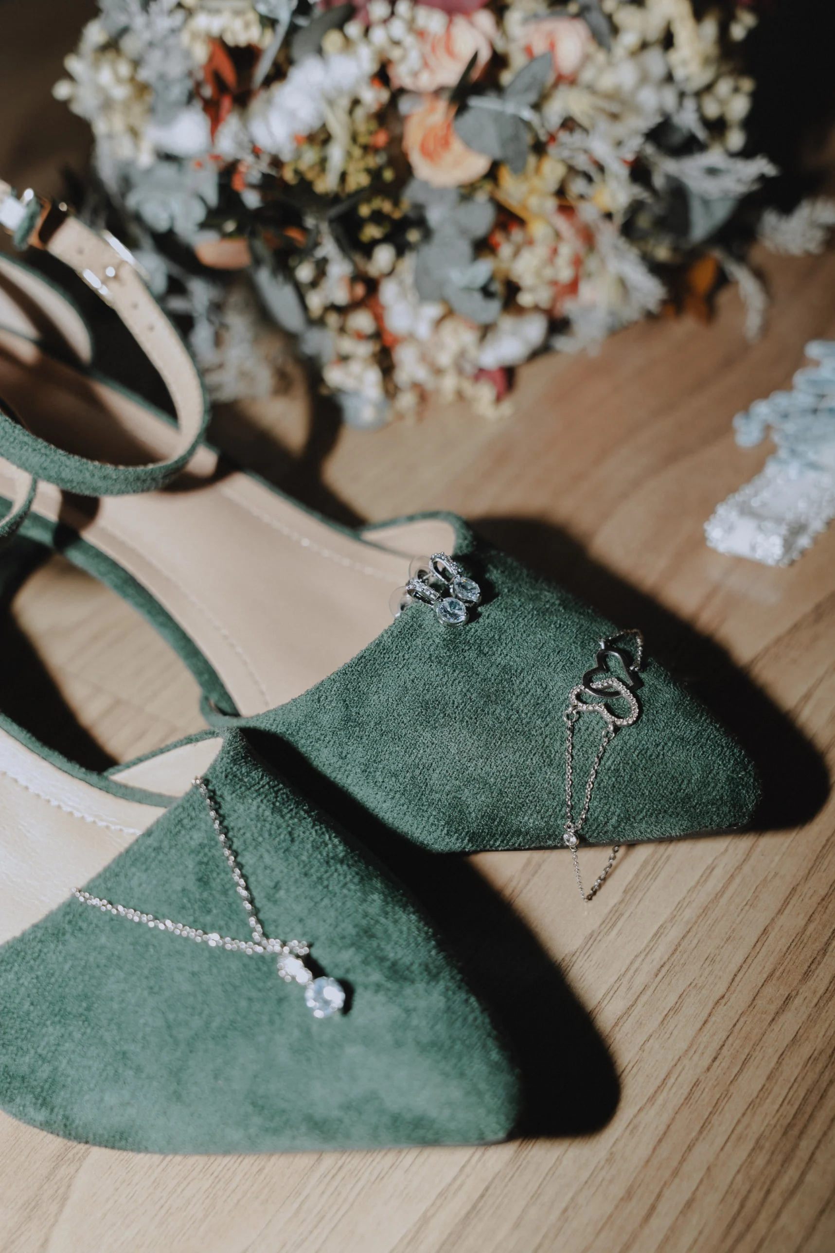 Las joyas colocadas sobre los zapatos verdes